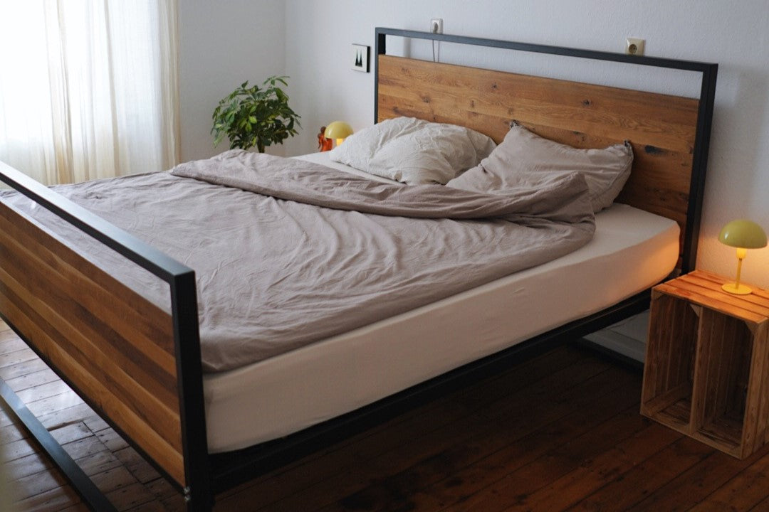 Bett im Industrial Design aus Stahl und Eichenholz