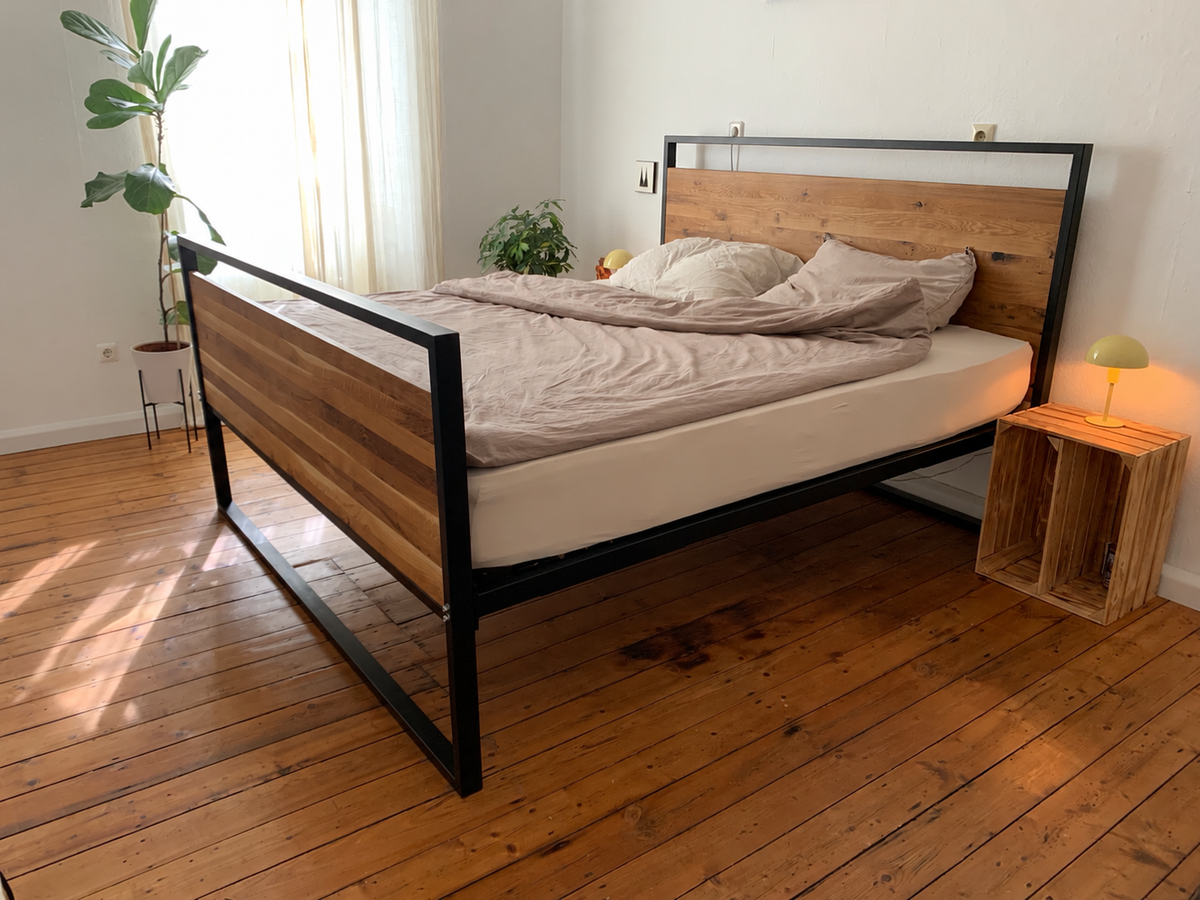 Bett im Industrial Design aus Stahl und Eichenholz