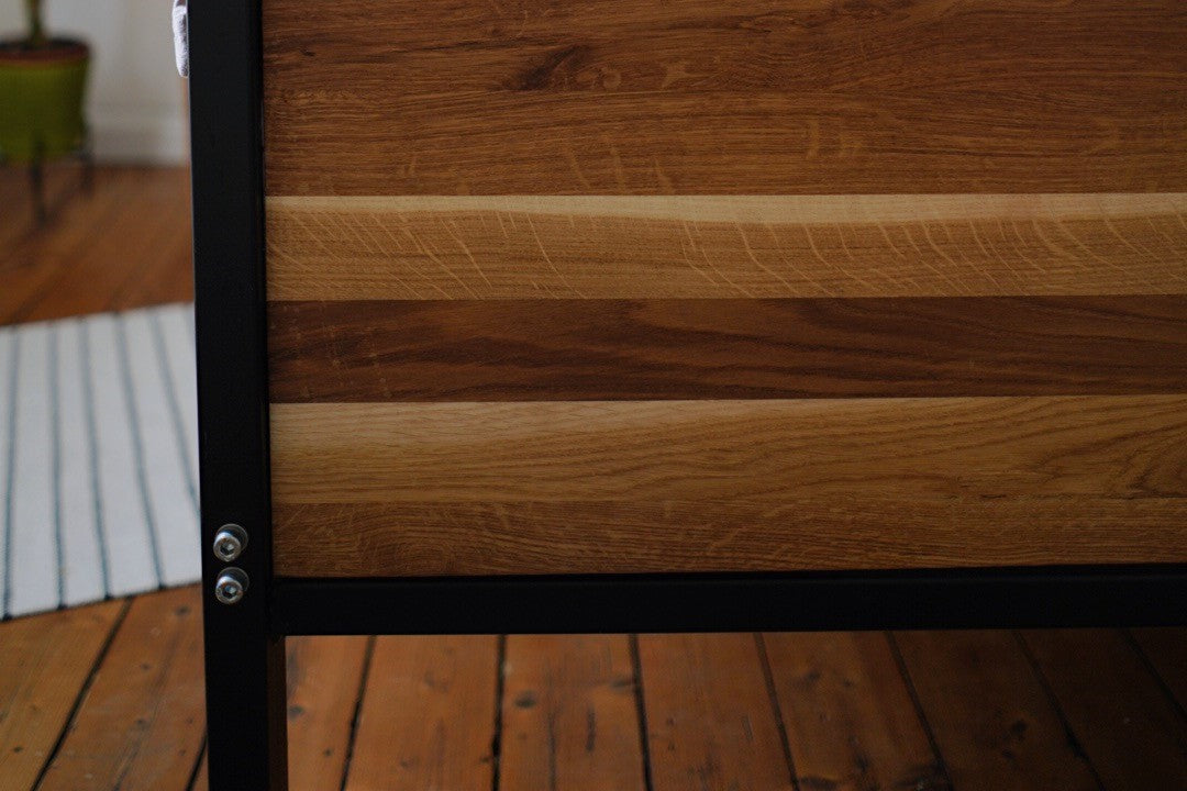 Bett im Industrial Design aus Stahl und Eichenholz