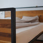Bett im Industrial Design aus Stahl und Eichenholz