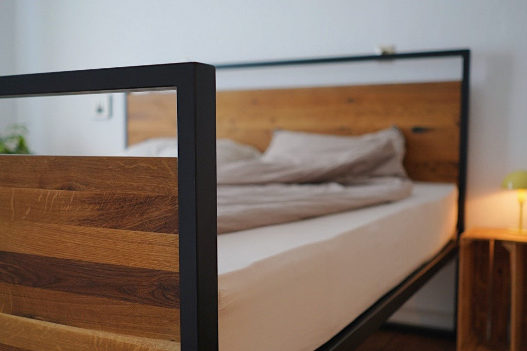 Bett im Industrial Design aus Stahl und Eichenholz