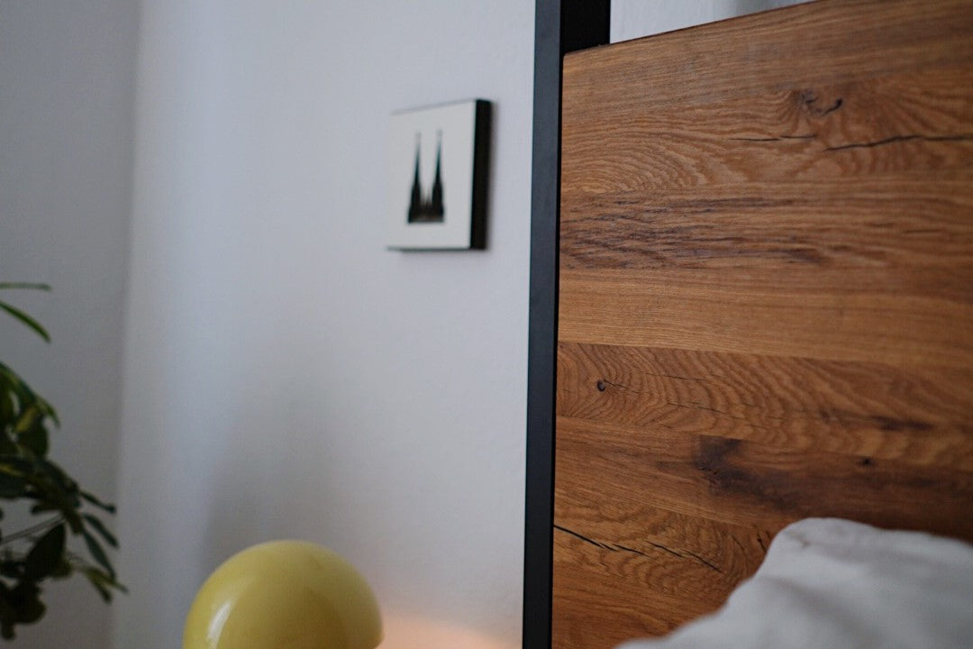 Bett im Industrial Design aus Stahl und Eichenholz