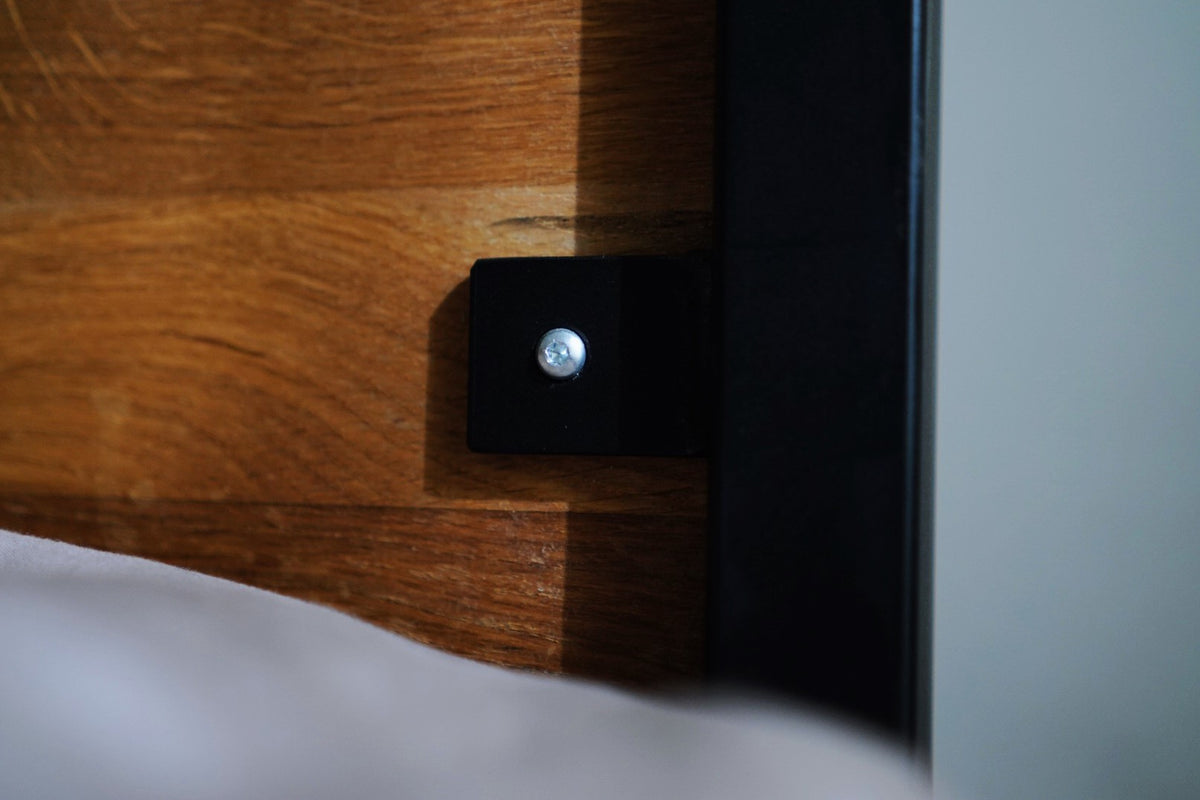 Bett im Industrial Design aus Stahl und Eichenholz