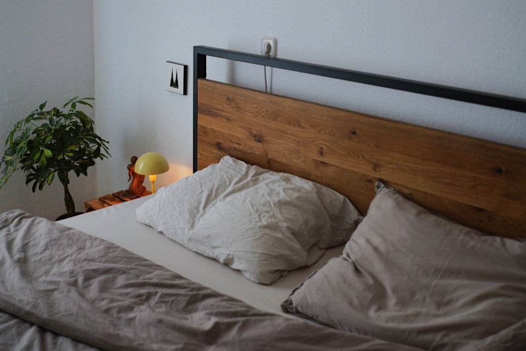 Bett im Industrial Design aus Stahl und Eichenholz