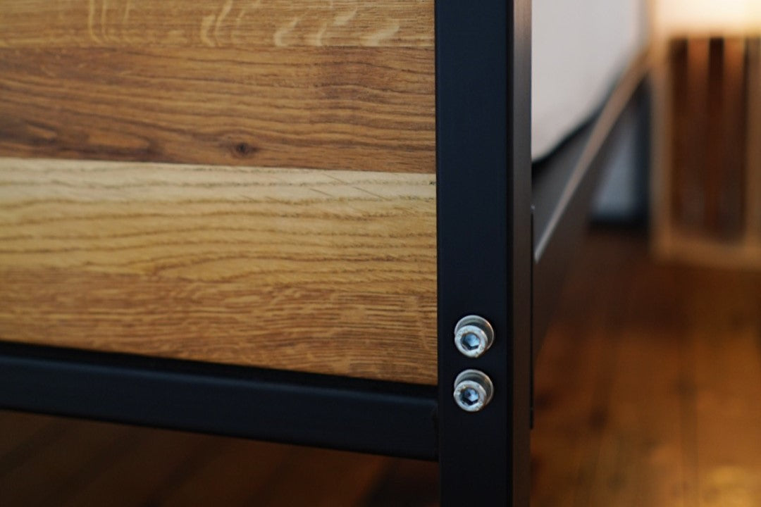 Bett im Industrial Design aus Stahl und Eichenholz